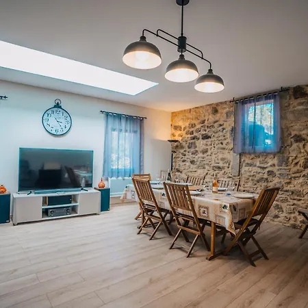 بيت للعطل Agreable Maison De Village Avec Terrasse Pougnadoresse